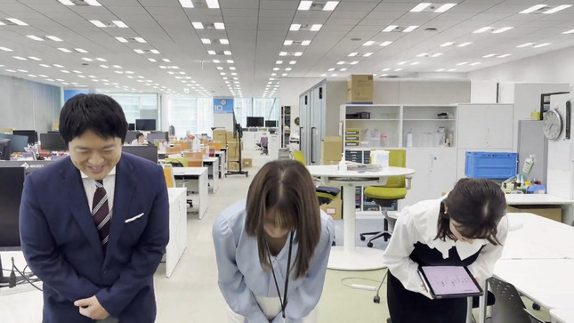 藤井由依アナ　お辞儀で谷間がチラ見え！！【GIF動画あり】