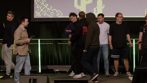 【動画】eスポーツ選手さん、大会で負けて優勝者をブン殴ってしまう😰