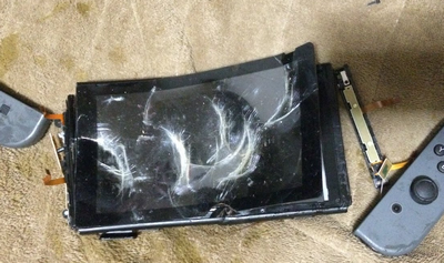 【悲報】一般的なママさん、言うことを聞かなかった娘のSWITCHを破壊し娘号泣😭