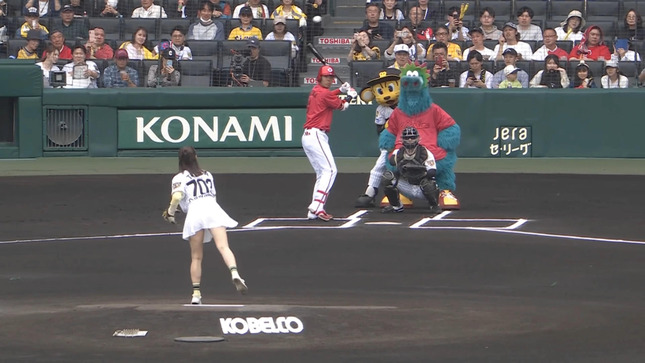 トラウデン直美キャスター　超ミニスカ始球式！！【GIF動画あり】