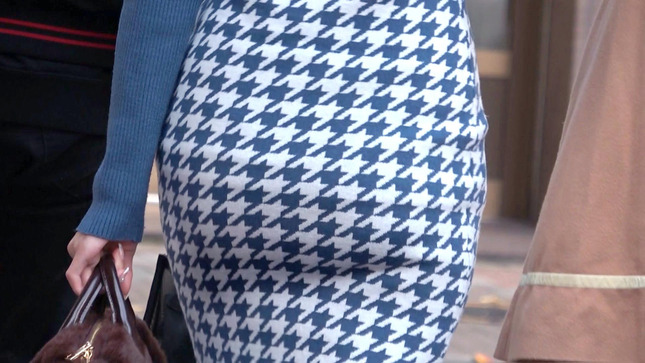 【タイトスカートのお尻】S字ボディを見せつけながら勧誘してくるお姉さん！！