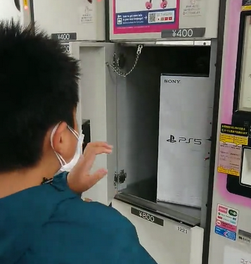 【動画】スイッチで我慢していた小学生、PS5をサプライズされて号泣www