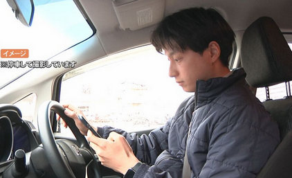 【注意】運転中の「ながらスマホ」赤信号で停止中でも交通違反になる?事故を起こすと「一発免停」、通話・保持だけで「拘禁刑」の可能性も