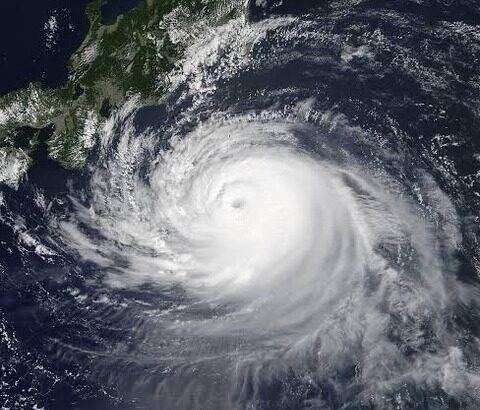 (ヽ´ん`)「首都圏来る頃には500～600hPaまで落ちてソヨソヨですわ」